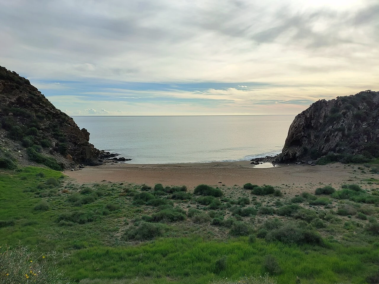 Playa Baño de las Mujeres entre promontorios rocosos del litoral de Lorca