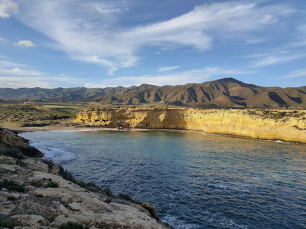 Cala Blanca, rodeada por acantilados claros en el litoral de Lorca
