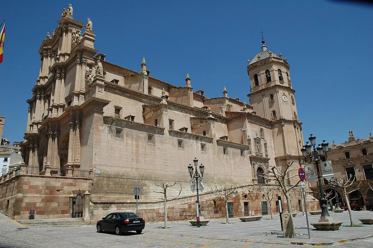 Fachada y torre de la antigua Colegiata de San Patricio en Lorca