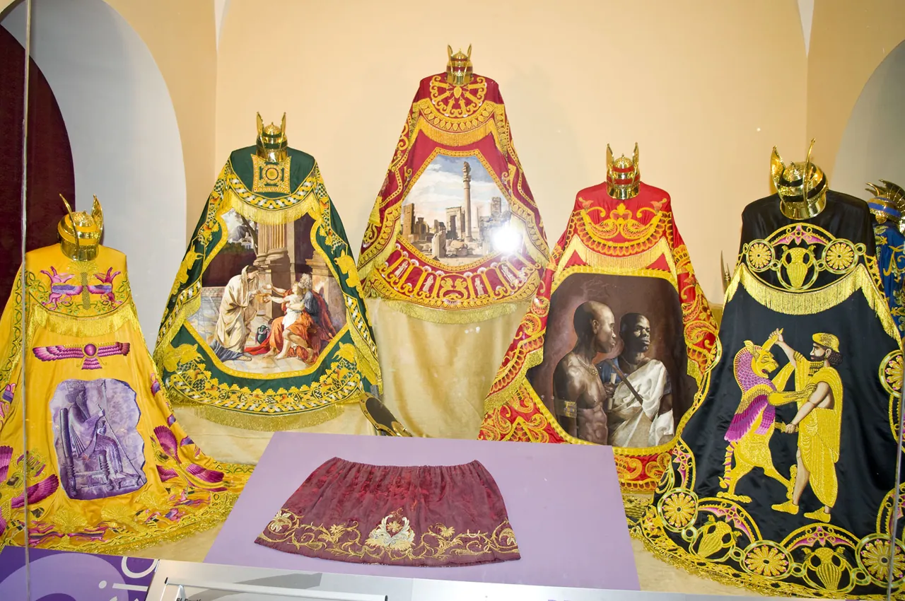 Mantos bordados expuestos en el museo del Paso Blanco de Lorca