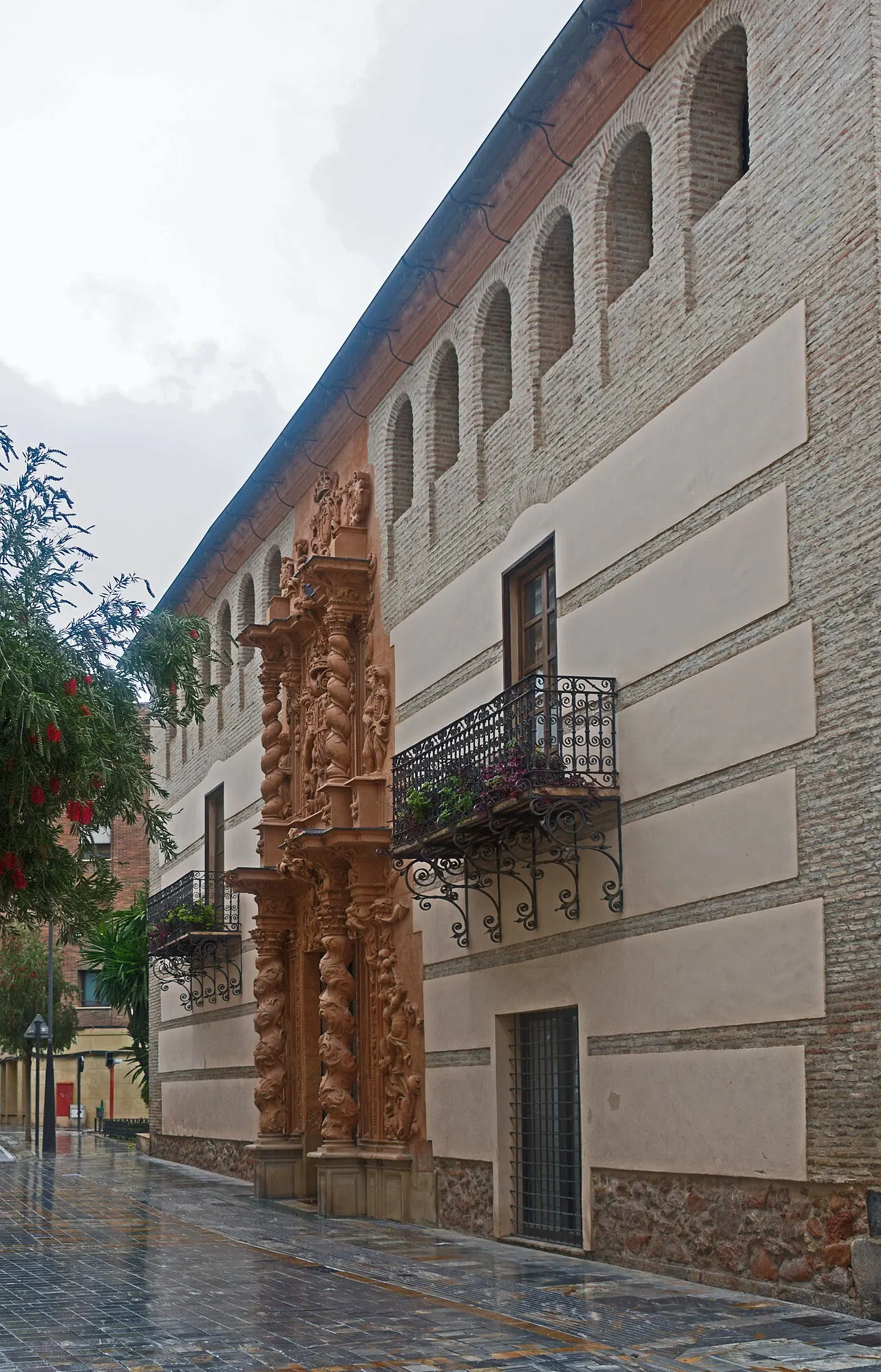 Fachada y portada barroca del Palacio de Guevara en Lorca
