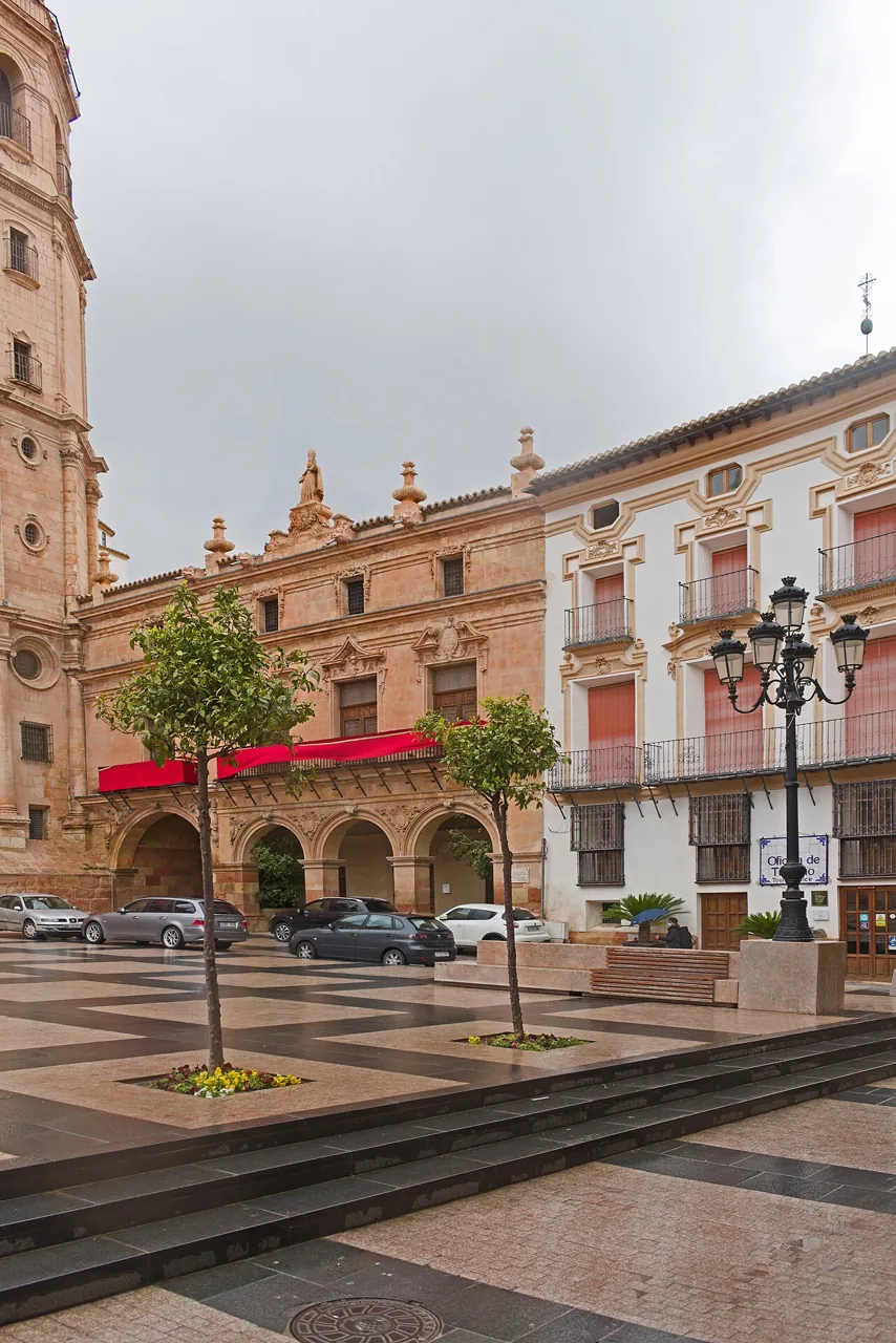 Edificios del lado noreste de la Plaza de España de Lorca