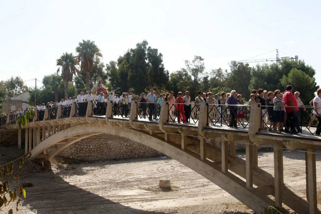 Romería de la Virgen de las Huertas cruzando un puente de Lorca