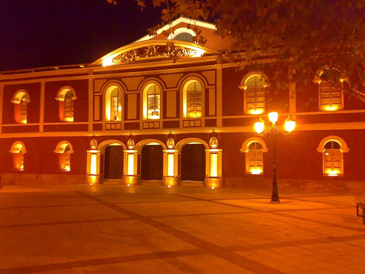 Fachada iluminada del Teatro Guerra de Lorca, fotografiada de noche
