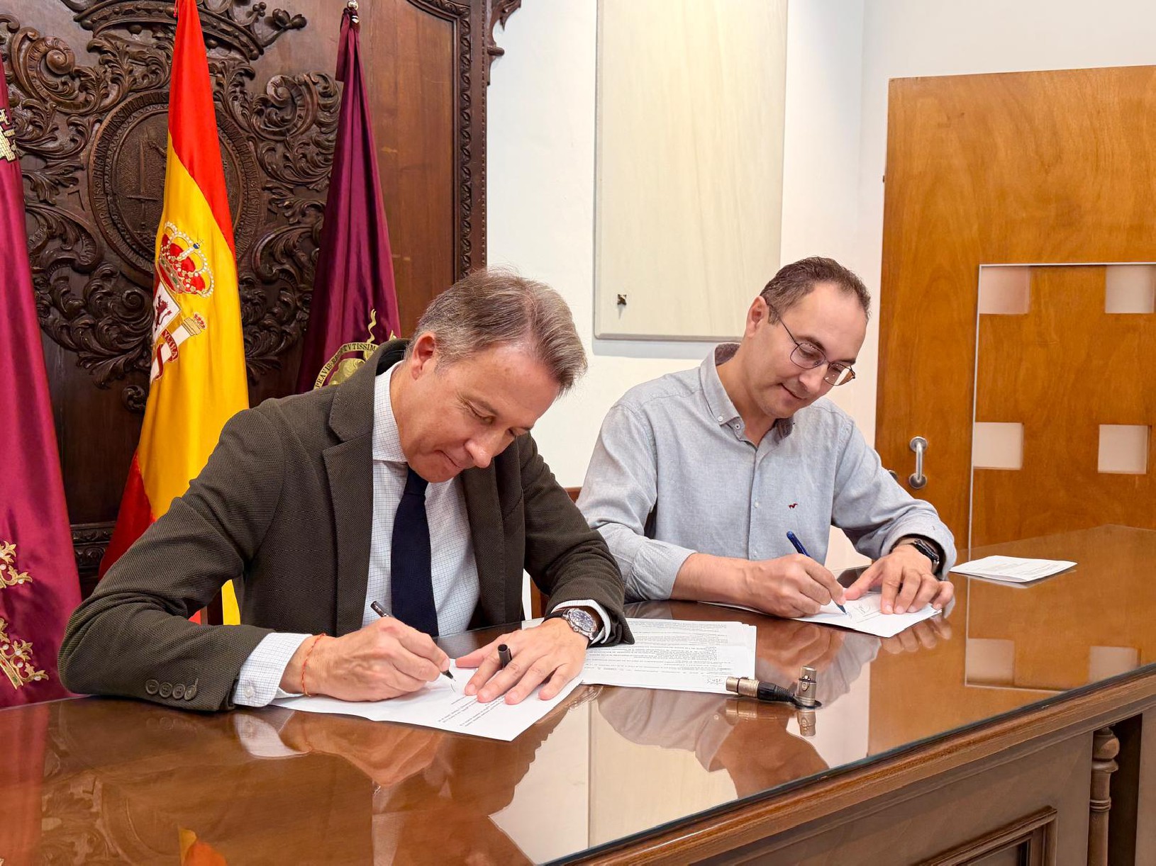 El alcalde de Lorca, Fulgencio Gil, protagoniza la firma del convenio de colaboración con AEMA III para reforzar y ampliar los servicios a usuarios y familias en una nueva sede · imagen de la fuente oficial