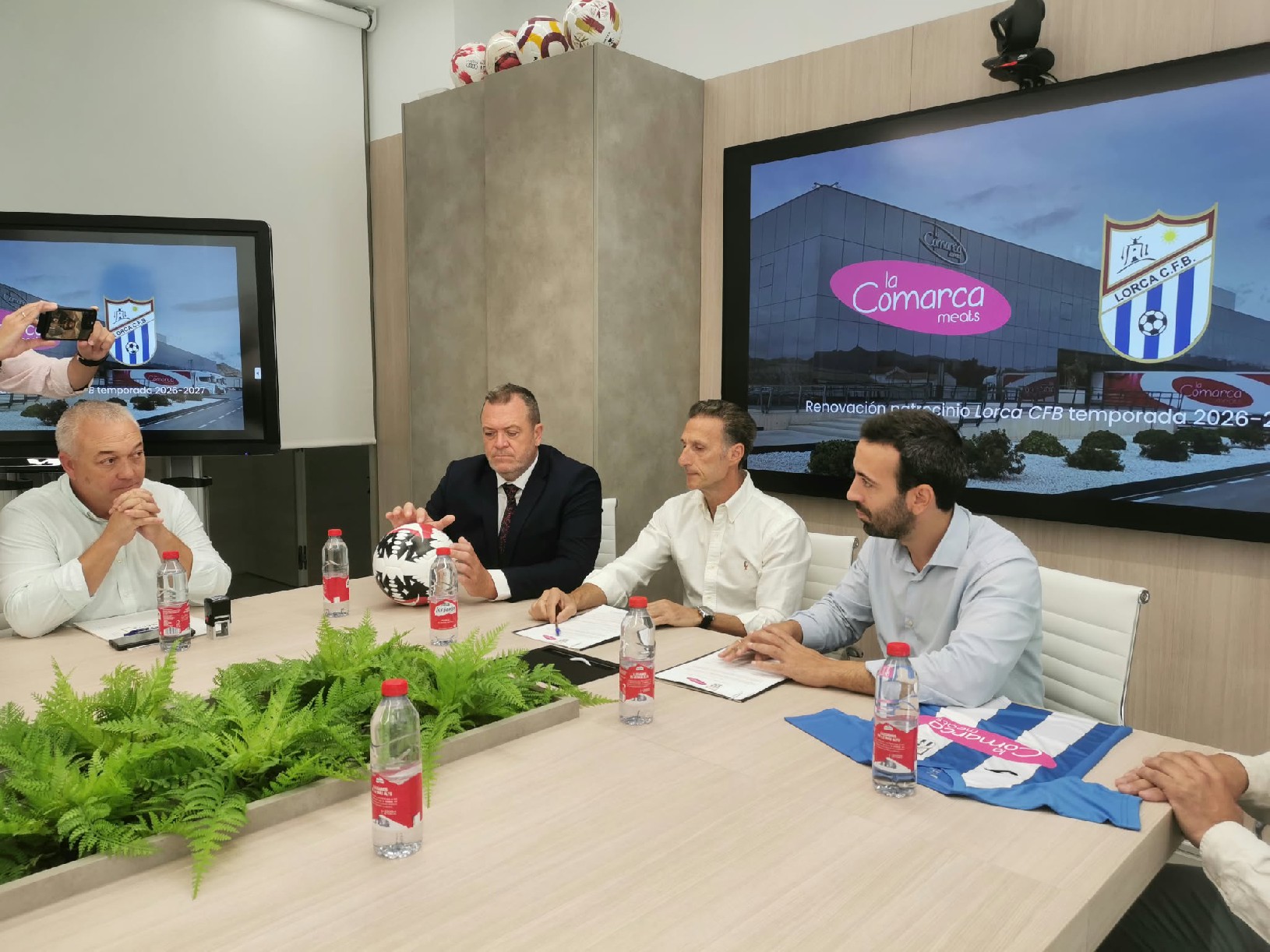 Lorca celebra la apuesta deportiva del grupo empresarial La Comarca con el Lorca Fútbol Base y su escuela · imagen de la fuente oficial