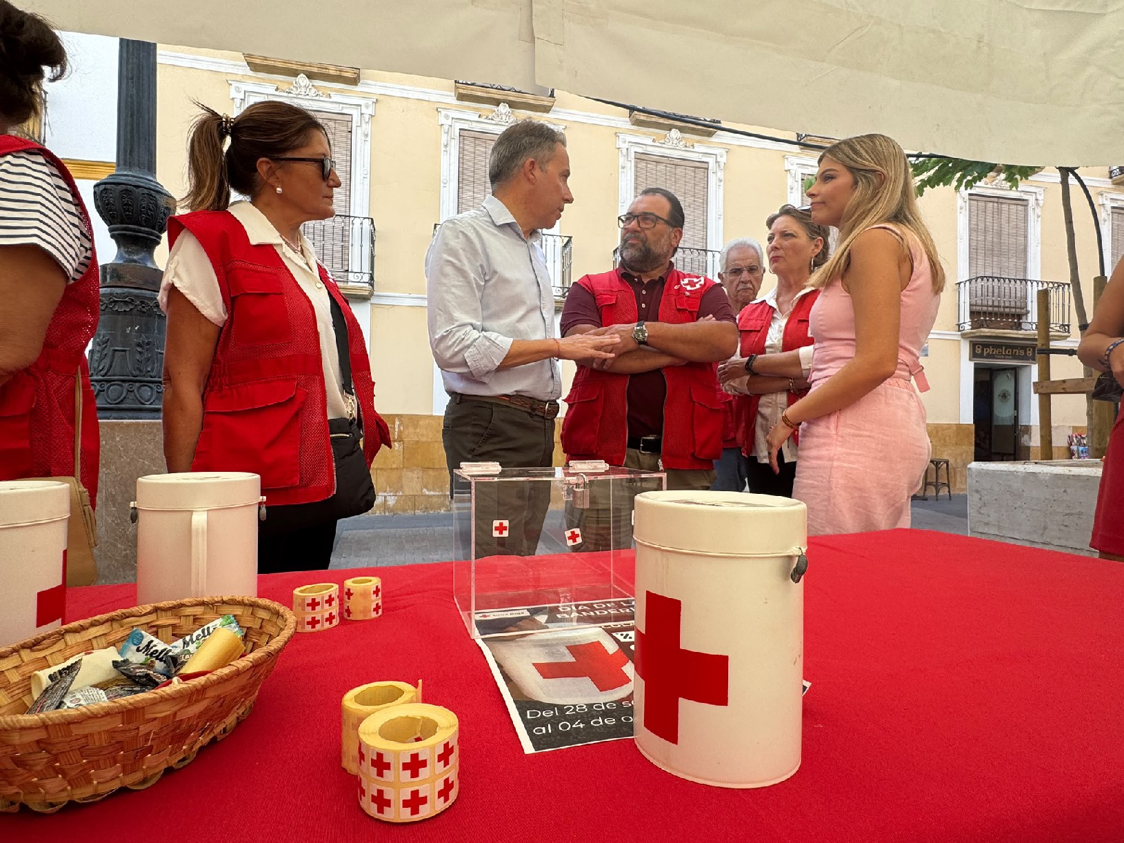 Fulgencio Gil agradece la labor que Cruz Roja realiza en Lorca durante su visita a la mesa petitoria por el Día de la Banderita · imagen de la fuente oficial
