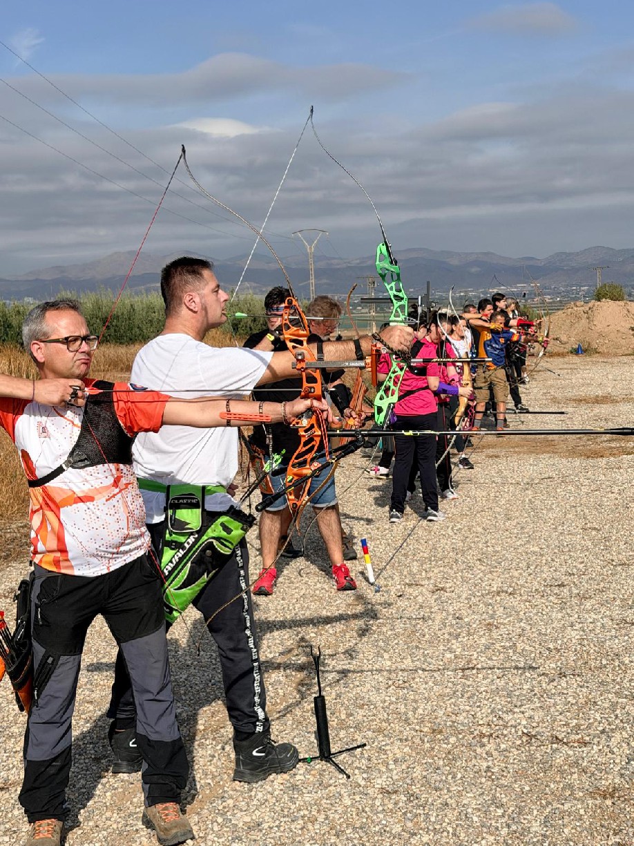 El tiro con arco reúne a arqueros y nuevos aficionados en la jornada de puertas abiertas de Purias · imagen de la fuente oficial