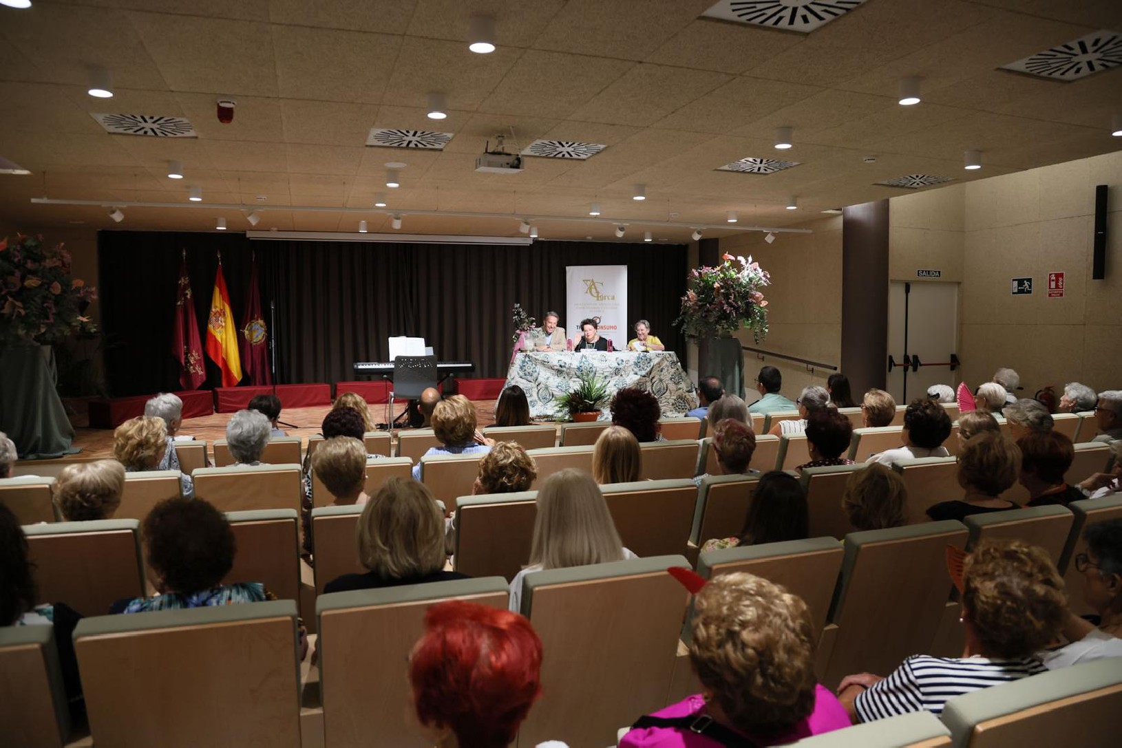 El alcalde de Lorca, Fulgencio Gil, acompaña a la Asociación de amas de casa, consumidores y usuarios en el acto oficial con el que la entidad da comienzo al nuevo curso · imagen de la fuente oficial