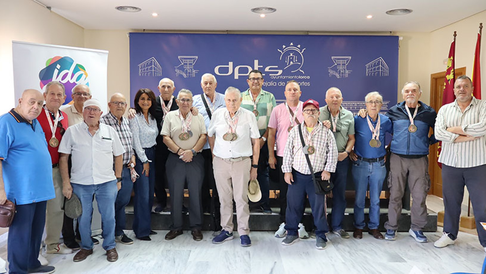 Los ganadores de los Juegos de la Tercera Edad de los 47º JDG reciben sus premios y la camiseta conmemorativa · imagen de la fuente oficial