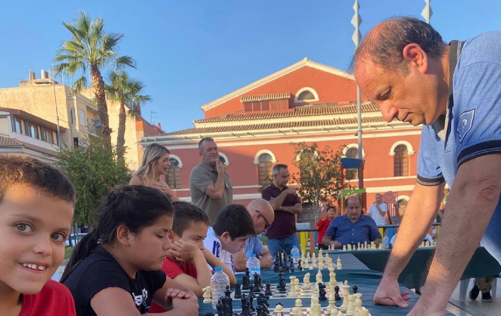 El Gran Maestro Alfredo Gustavo Giaccio se enfrenta a los aficionados lorquinos en la simultánea de ajedrez de los 47º JDG · imagen de la fuente oficial