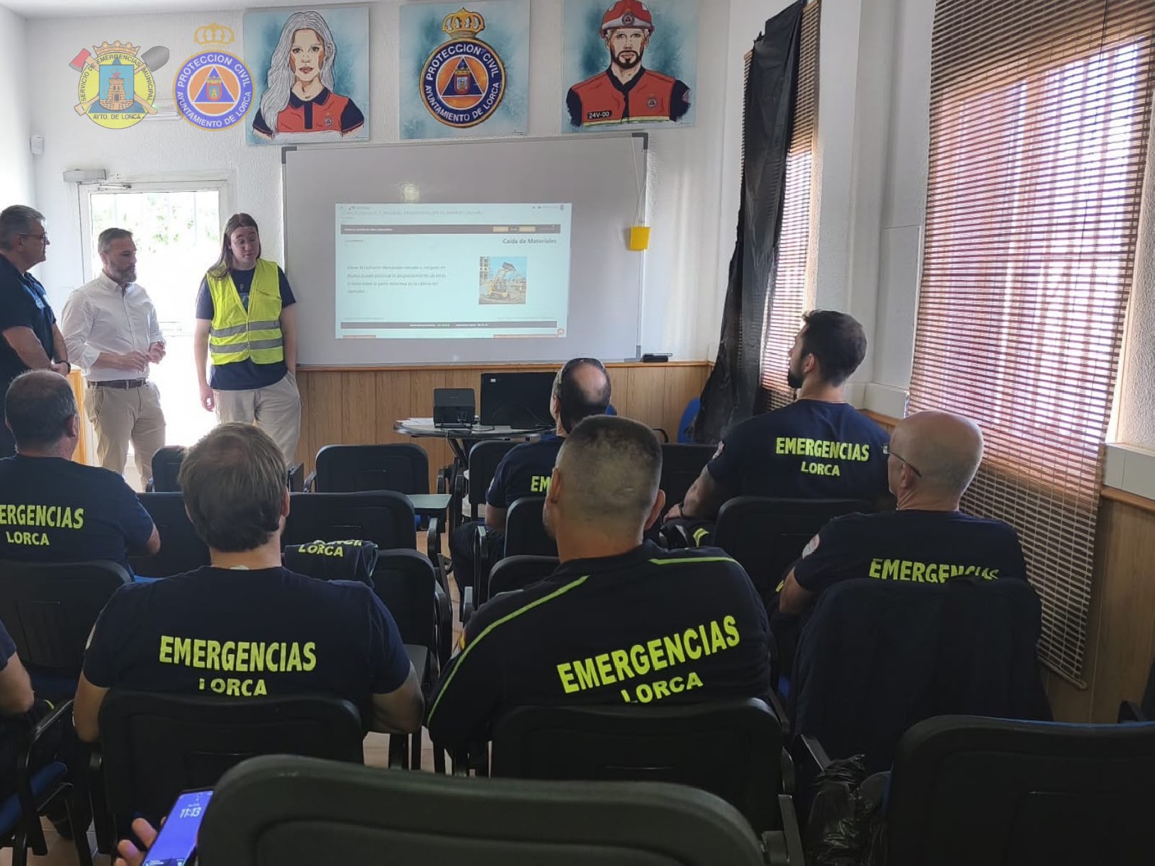 Efectivos del Servicio de Emergencias Municipal de Lorca realizan una formación práctica sobre manejo de miniexcavadoras. · imagen de la fuente oficial