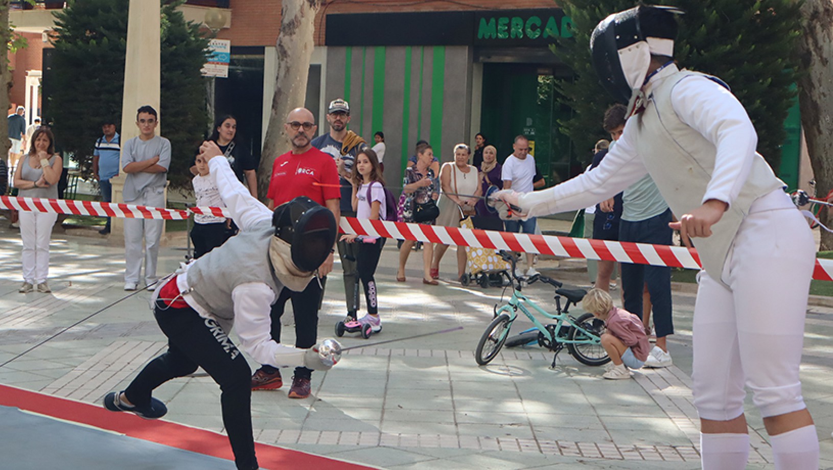 Velocidad, precisión y estrategia en la exhibición de esgrima de los 47º JDG a cargo del Club de Esgrima de Lorca · imagen de la fuente oficial
