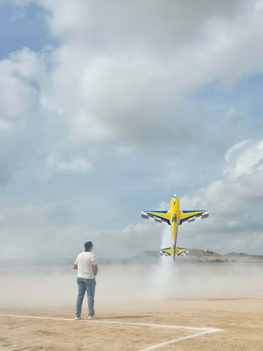 Pilotos llegados de distintos puntos de España llenan de velocidad y acrobacias el cielo de Torrealvilla en los 47º JDG · imagen de la fuente oficial