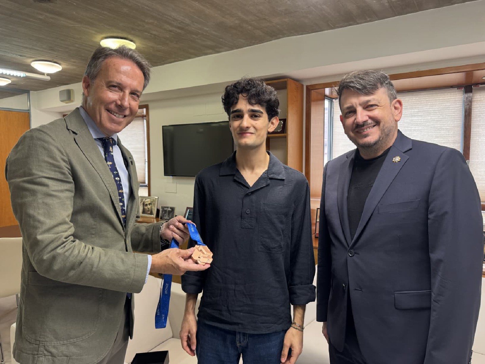 El alcalde recibe al alumno Juan García Ortiz tras hacer historia con su medalla de bronce en WorldSkills Shanghái 2026 · imagen de la fuente oficial