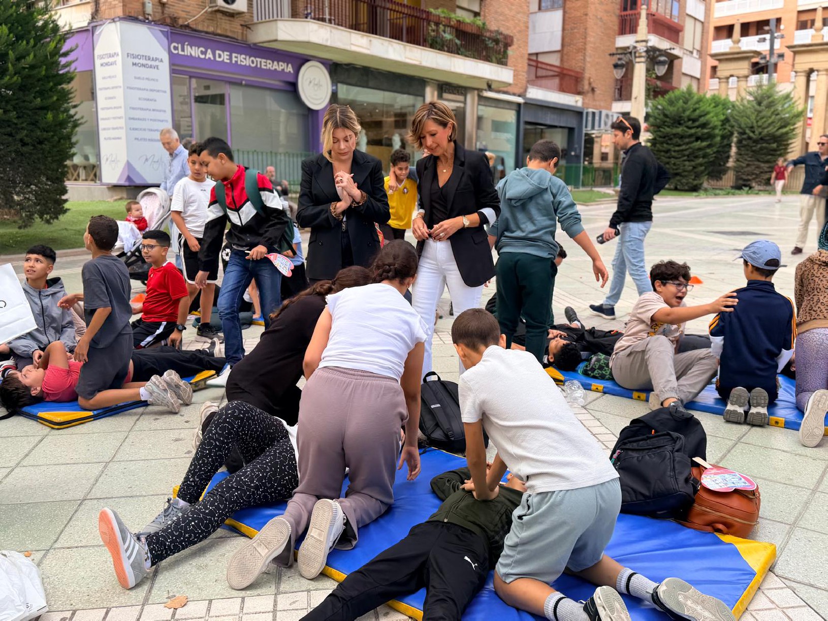 Cerca de 200 alumnos de los colegios San Cristóbal y Andrés García Soler reciben una formación práctica de reanimación cardiopulmonar y primeros auxilios · imagen de la fuente oficial