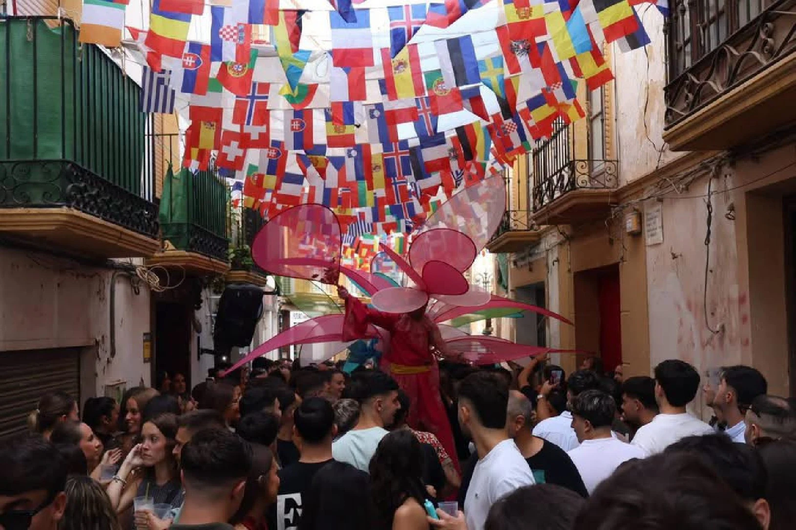 Imagen de la noticia: Lorca vive un primer fin de semana de Feria ''histórico'' con miles de personas llenando las calles y plazas del casco histórico y el Huerto de la Rueda