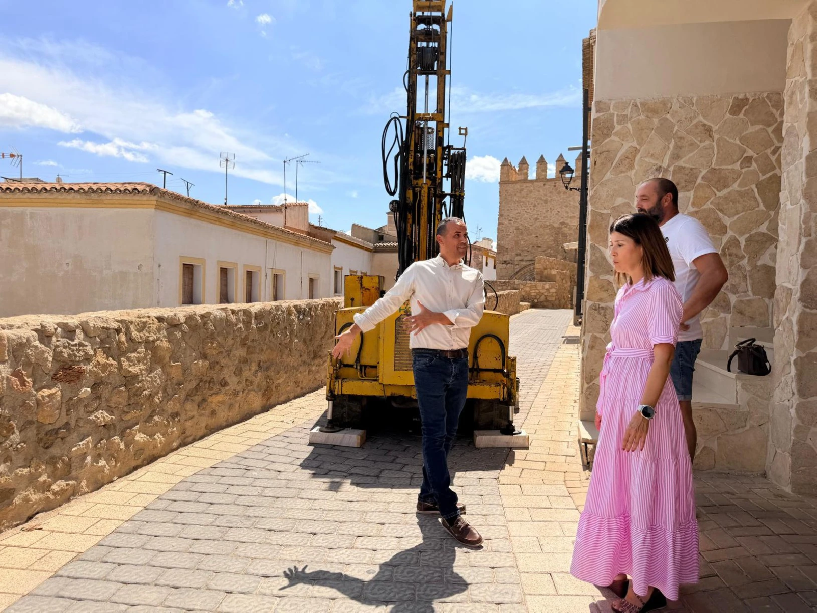 Imagen de la noticia: El Ayuntamiento de Lorca avanza en la consolidación del muro en la calle Los Pozos, en San Pedro, cuyo estado tras la DANA amenazaba a las viviendas colindantes