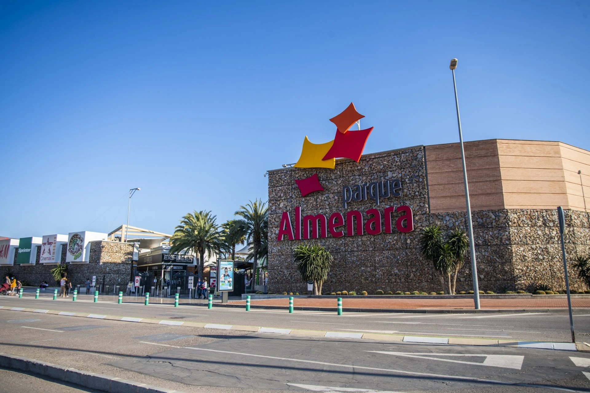 Fachada y entrada de Parque Almenara en Campillo, Lorca