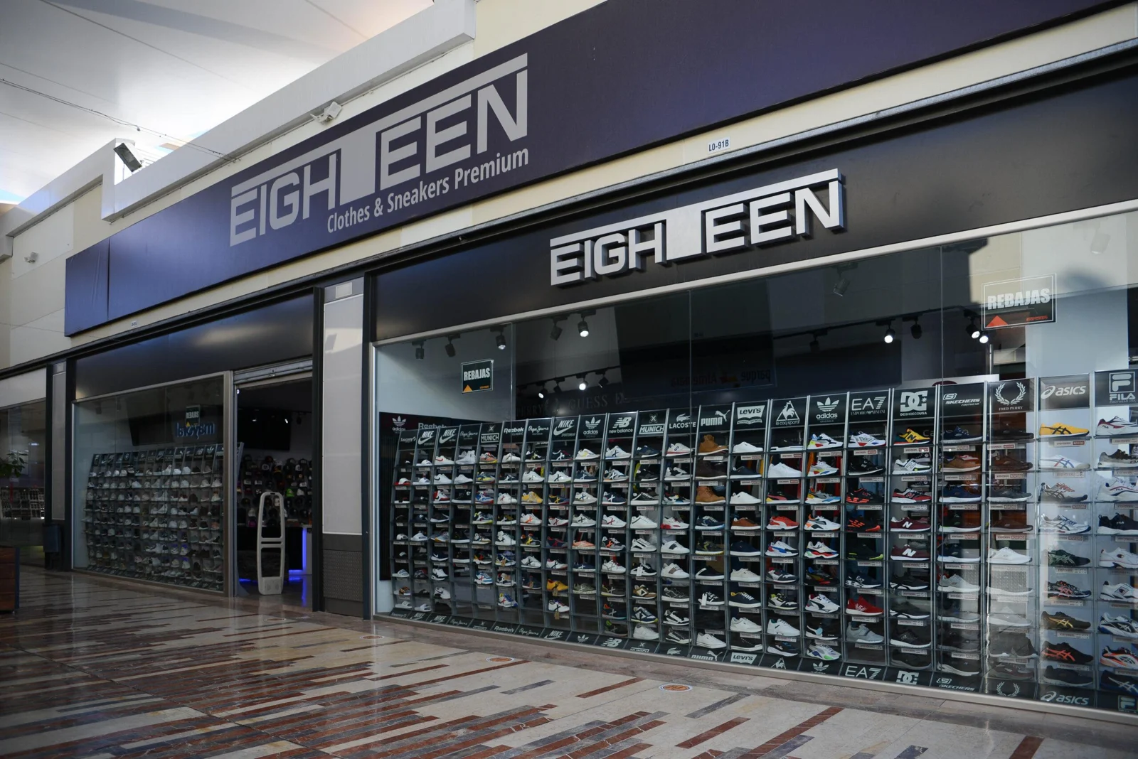 Eighteen Shop en Parque Almenara, Campillo, Lorca